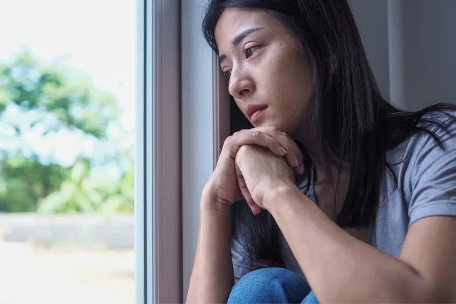Mulher triste lembrando dos traumas do seu passado